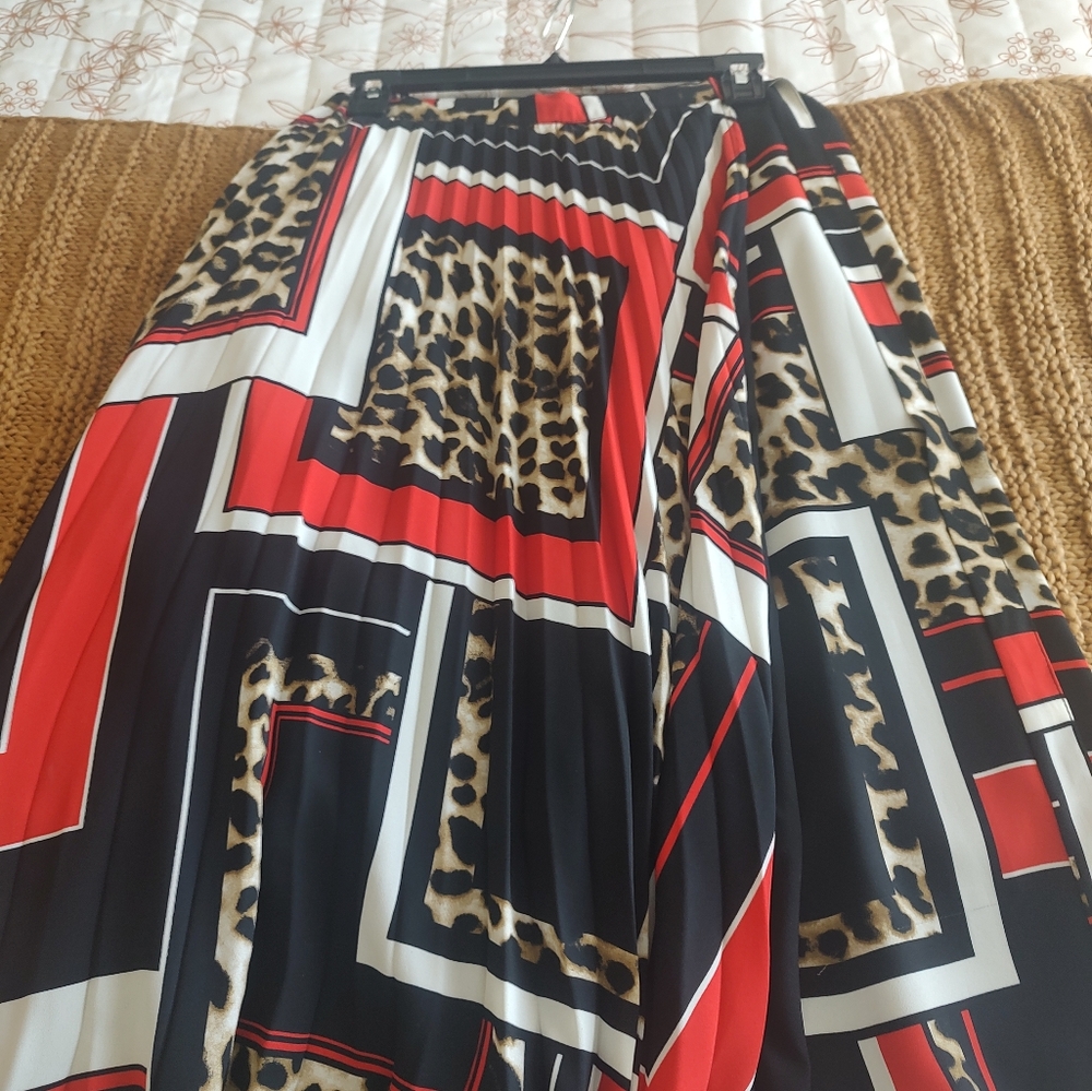 Black red white plated skirt